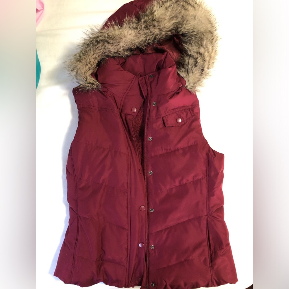 Banana Republic. Women. Puffer vest. Removable hoodie. Used 2x. Good condition
